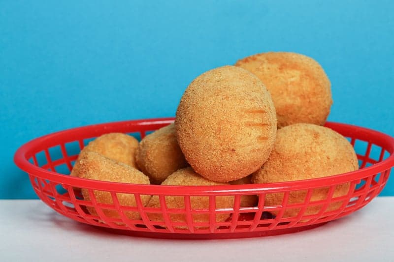Coxinhas em cesta vermelha