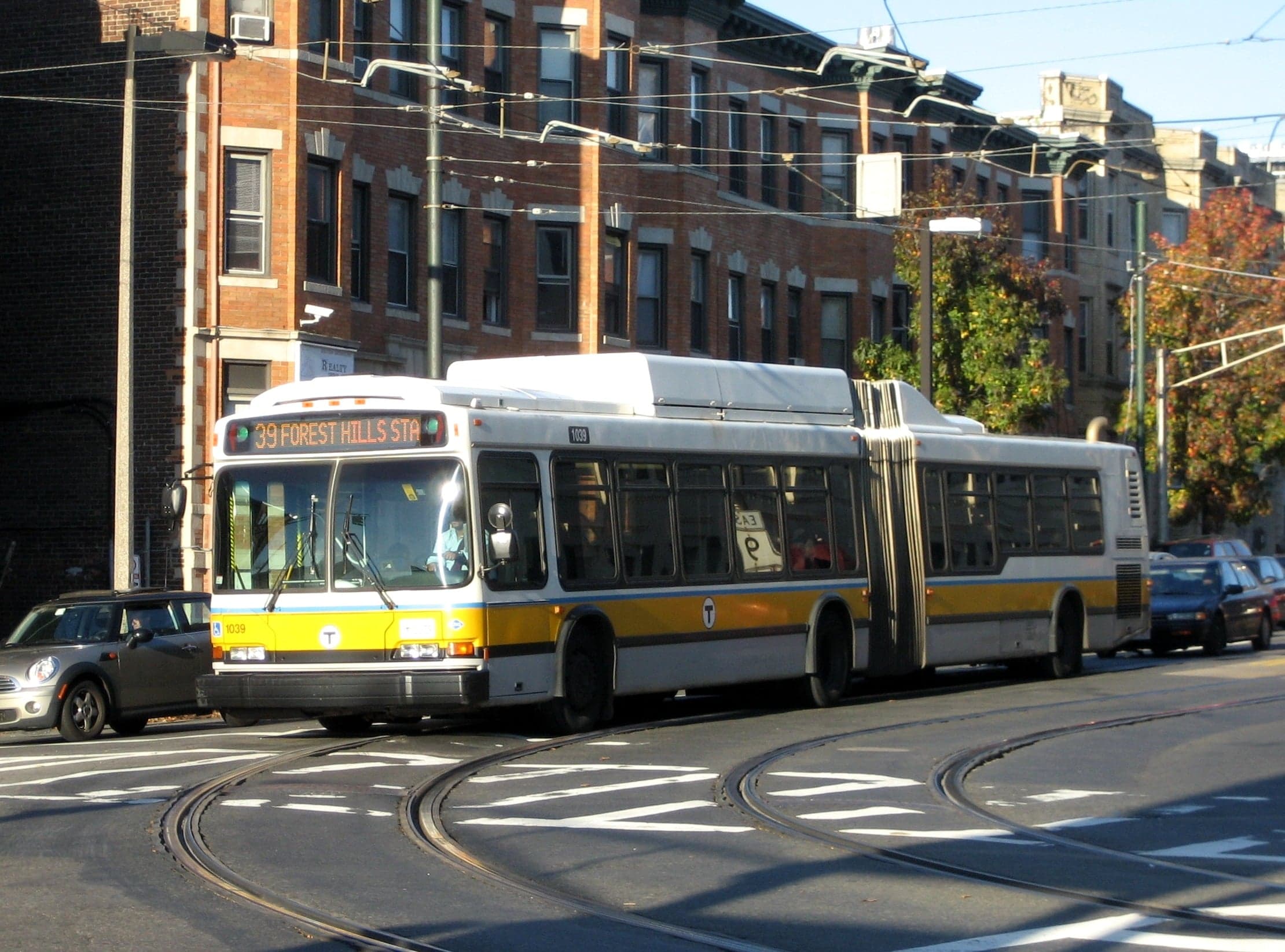 Ônibus articulado da MBTA na Huntington Avenue, em Boston, em fotografia de arquivo de 2009.